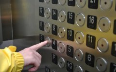 Дети о безопасности: поездка в лифте